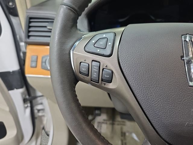 Used 2015 White Lincoln Base image 17
