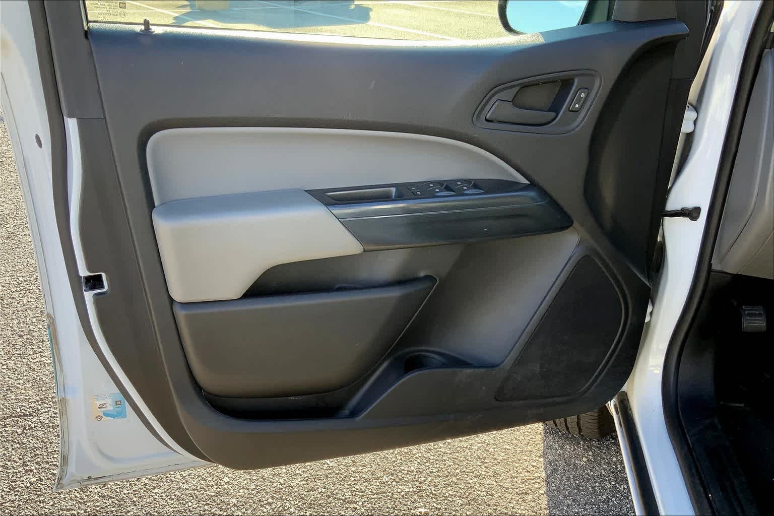 Used 2018 Summit White GMC 2WD image 21