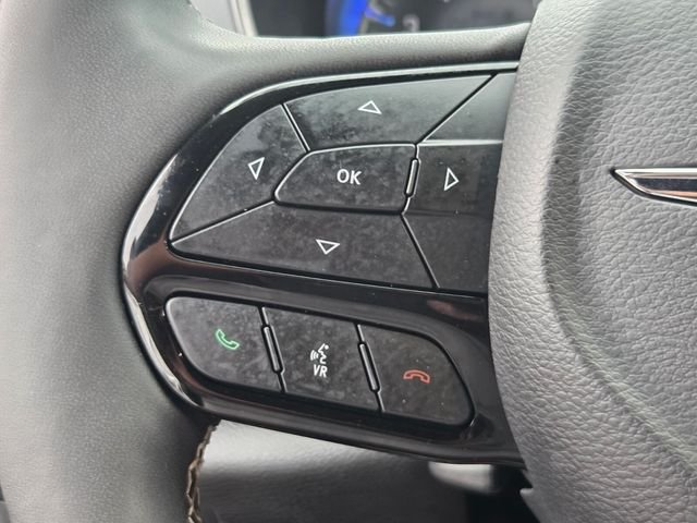 Used 2025 White Chrysler Limited image 28