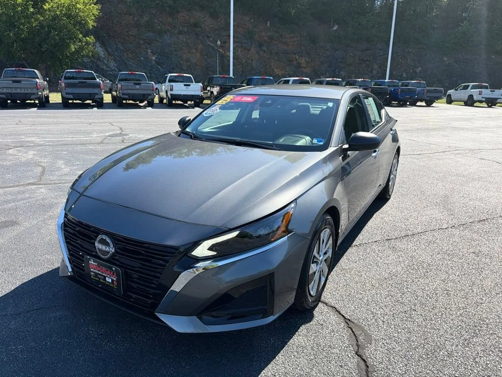 Used 2025 Gray Nissan S image 3
