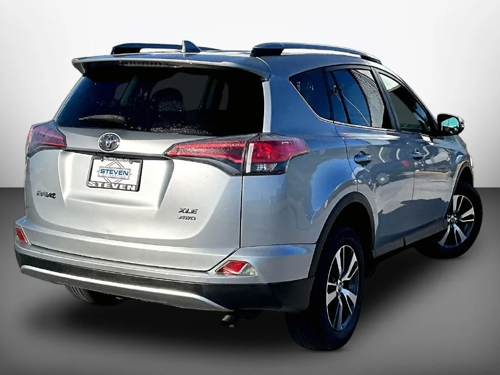 Used 2018 Silver Toyota XLE image 6