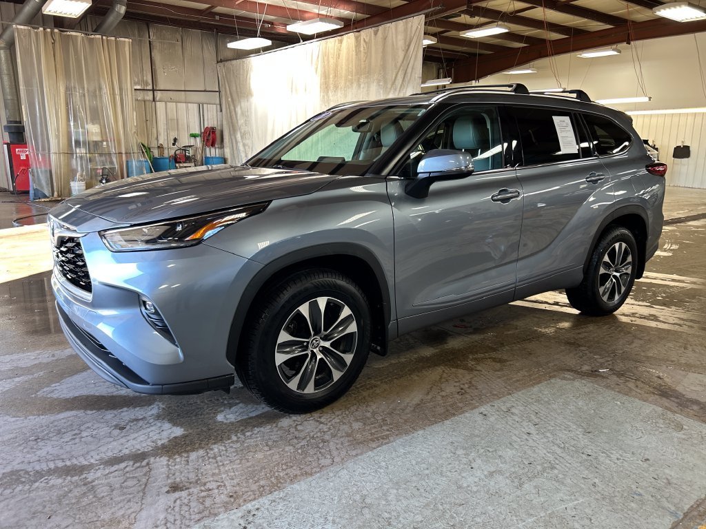 Used 2021  Toyota XLE image 1