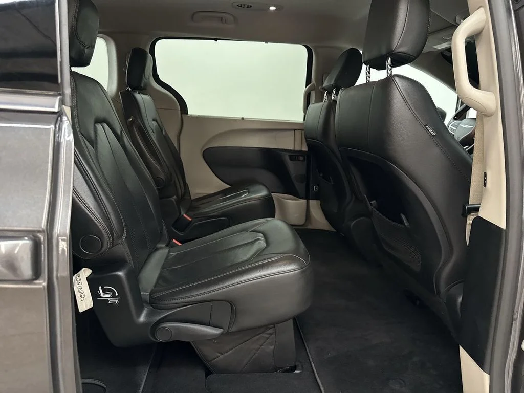 Used 2020 Crystal Metallic Chrysler Touring L image 17