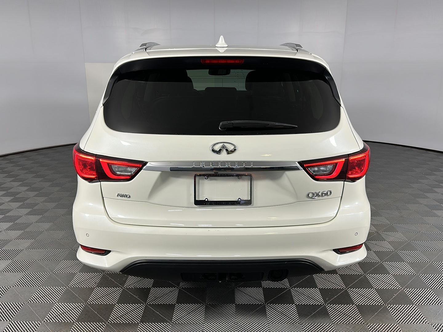 Used 2019 Majestic White INFINITI LUXE image 13