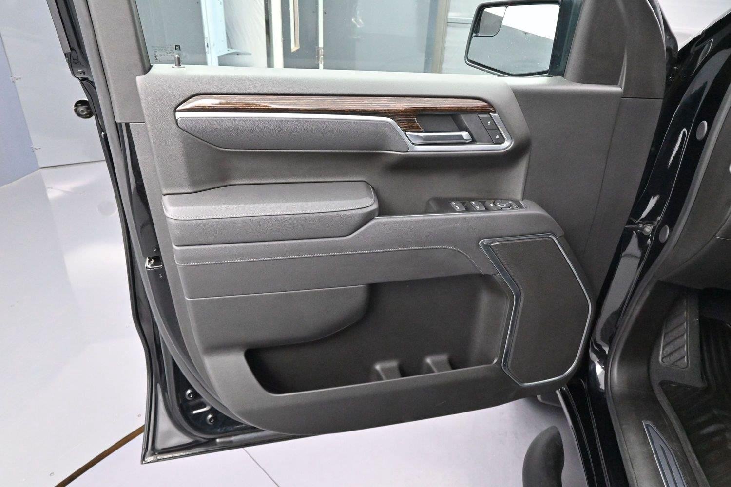 Used 2025 Onyx Black GMC Elevation image 9