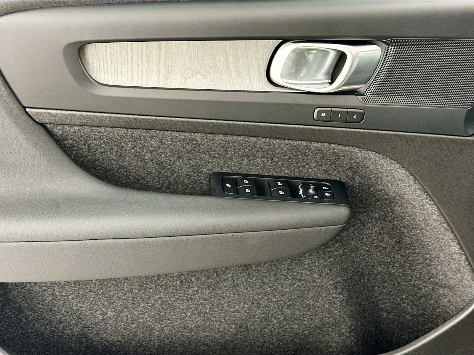 2025 Volvo XC40 Plus - Photo 14