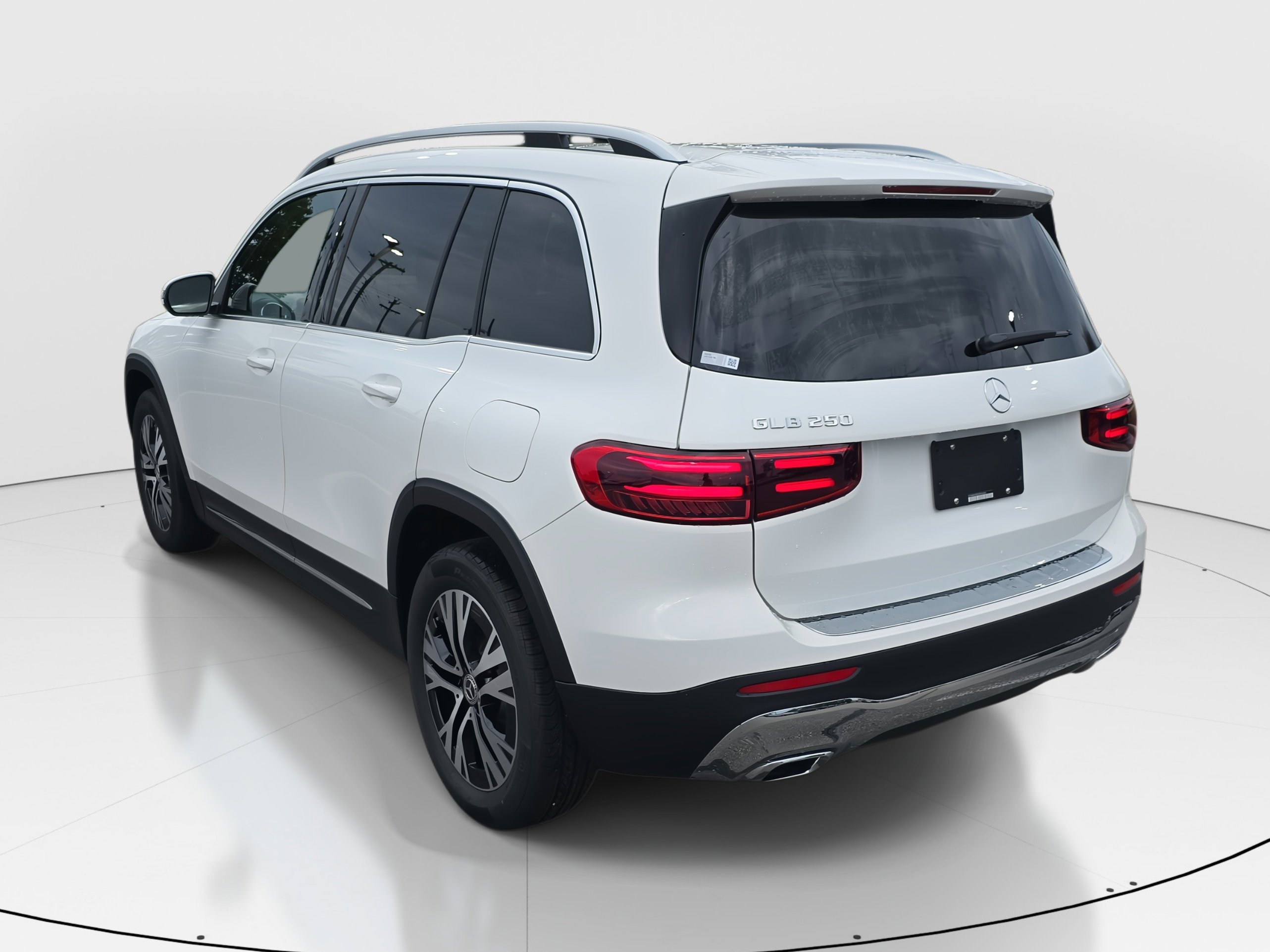 New 2025 Polar White Mercedes-Benz GLB250 image 7