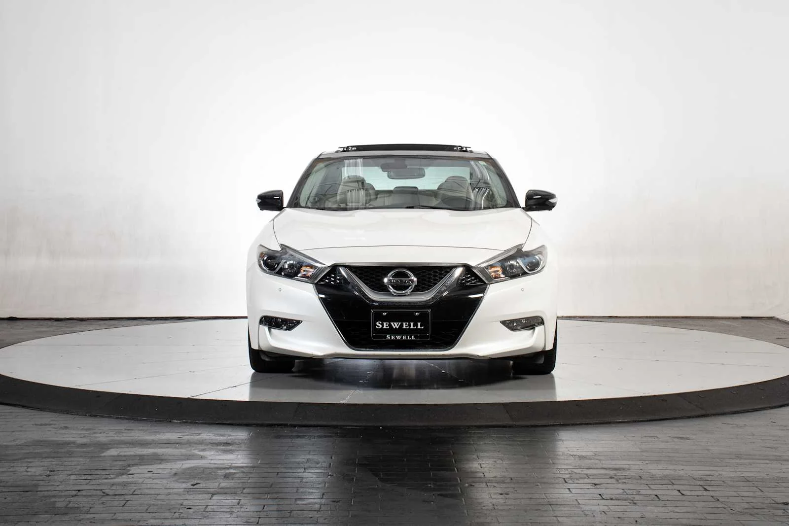 Used 2017 Pearl White Nissan Platinum image 9
