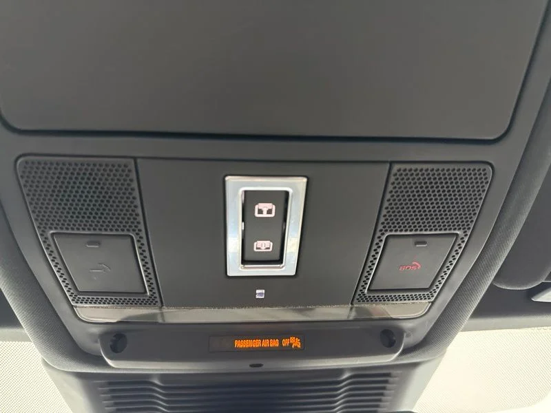 Used 2022  Land Rover SE R-Dynamic image 35