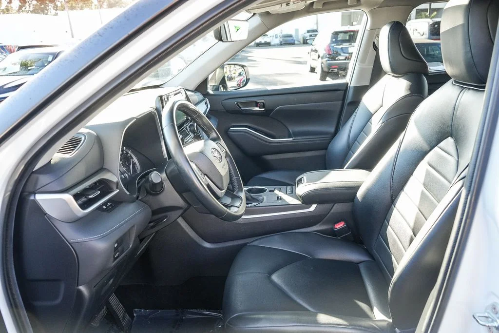 Used 2022 Beige Toyota XLE image 17