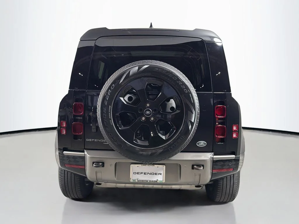 Used 2023 Black Land Rover X-Dynamic SE image 6