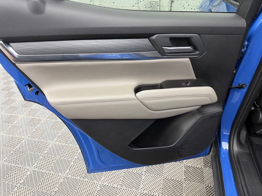 Used 2025 Metallic GMC Elevation image 33