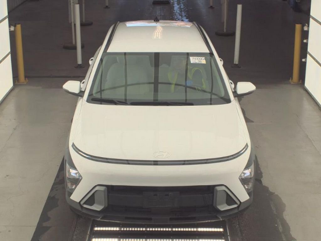 Used 2025 White Hyundai SEL image 2