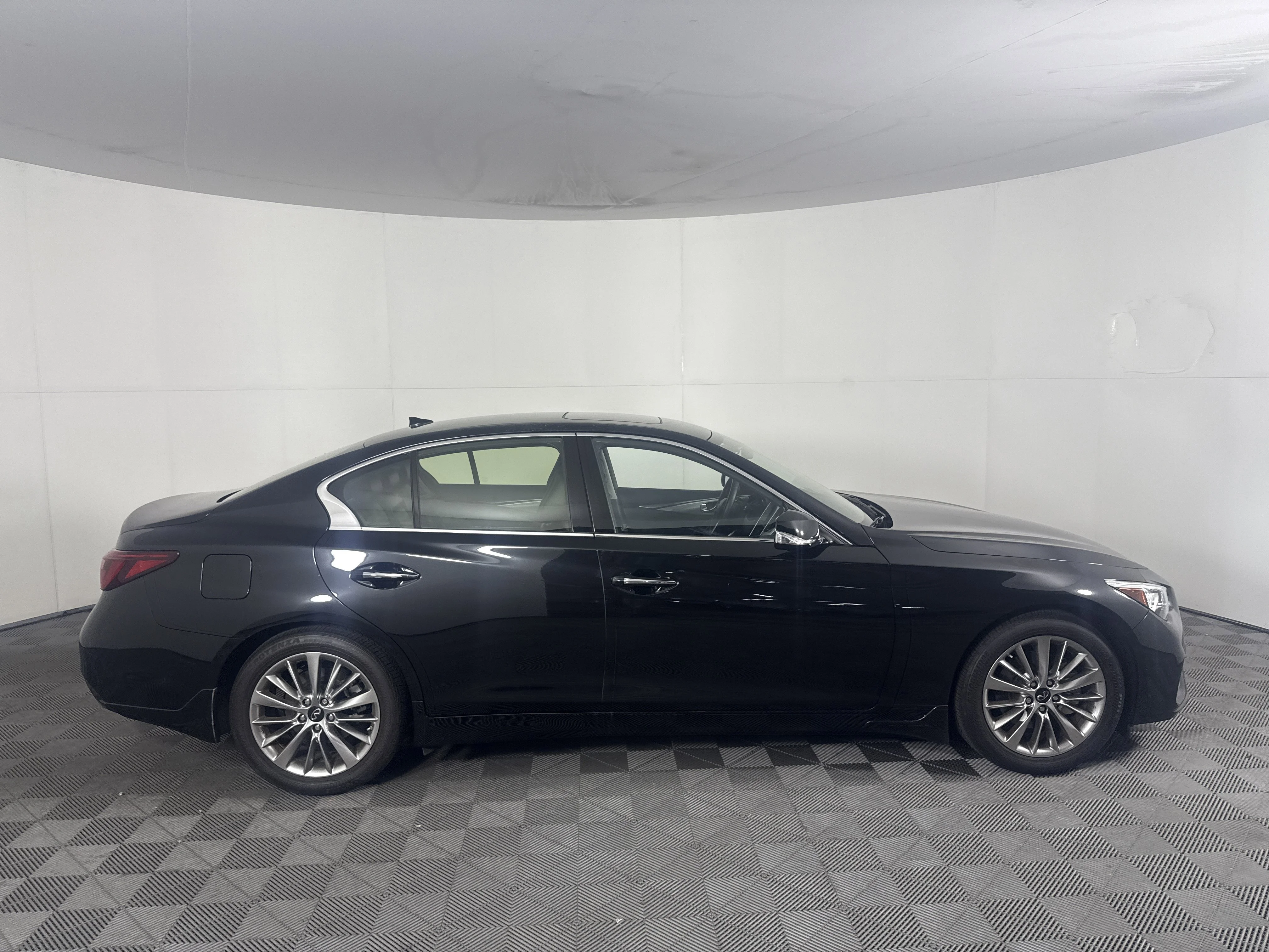 Used 2023 Midnight Black INFINITI LUXE image 3