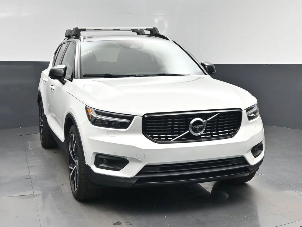 Used 2022 White Volvo R-Design image 21