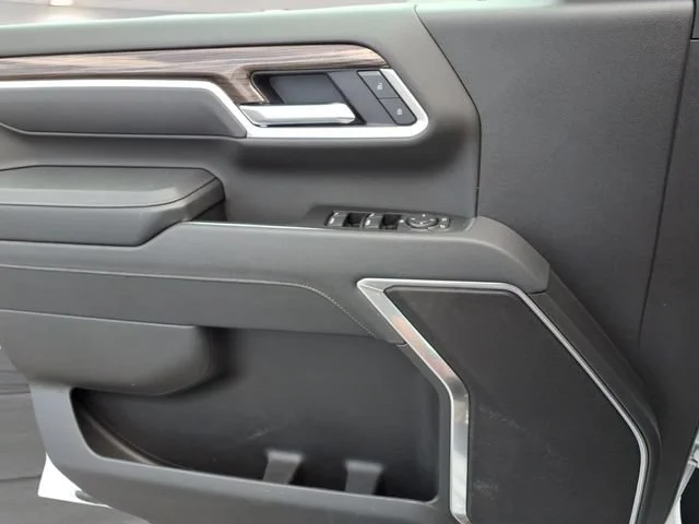 Used 2025 Summit White Chevrolet LT image 16
