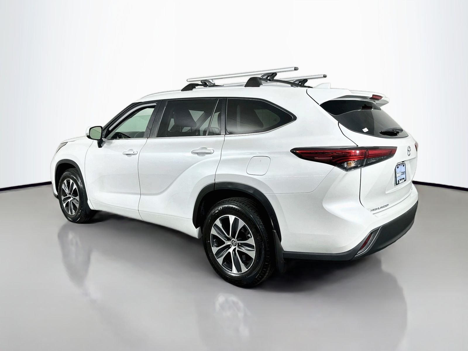 Used 2023 Pearl Toyota XLE image 5