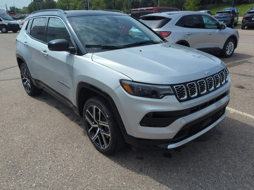 Used 2025 Silver Jeep Limited image 3