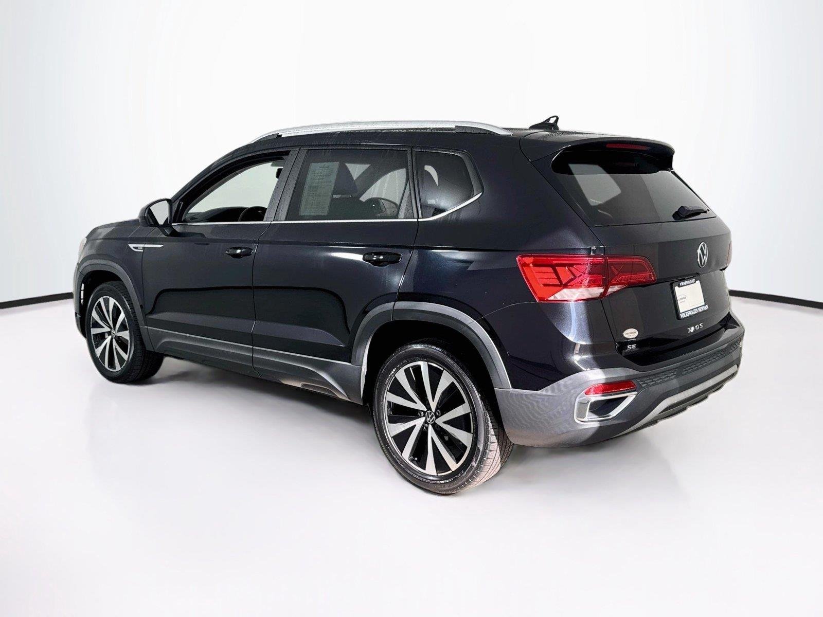 Used 2022 Deep Black Pearl Volkswagen SE image 7