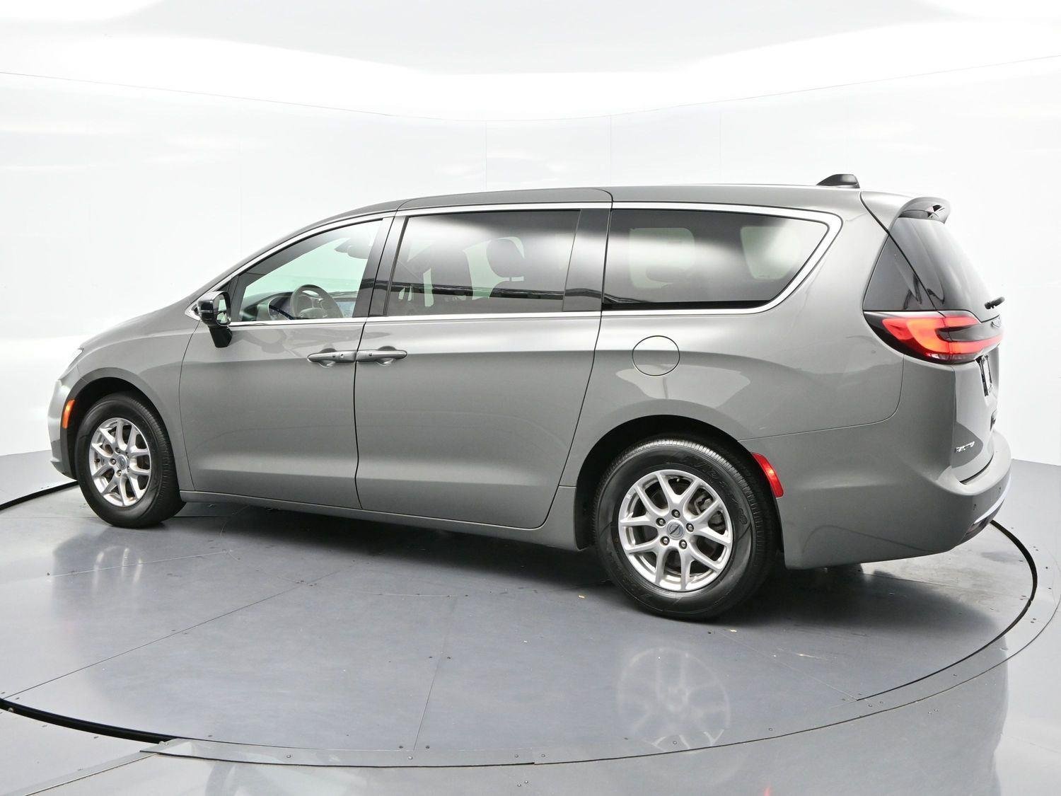 Used 2025 Gray Chrysler Select image 5