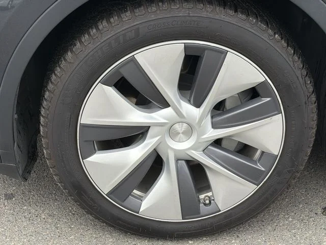 Used 2024  Tesla Long Range image 17
