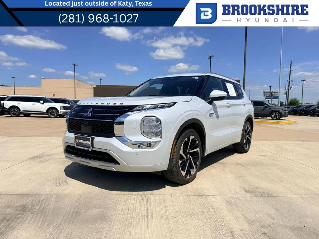 Used 2024 White Diamond Mitsubishi SEL image 1