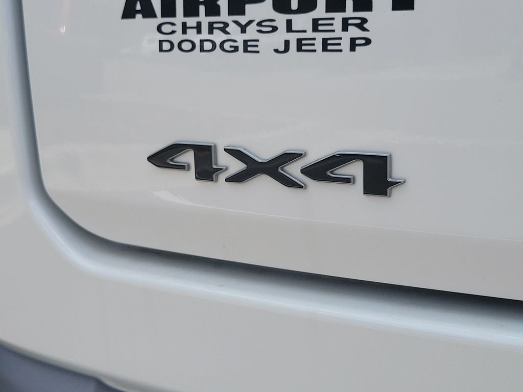New 2026 Bright White Clear-Coat Exterior Paint Jeep Limited Altitude image 6