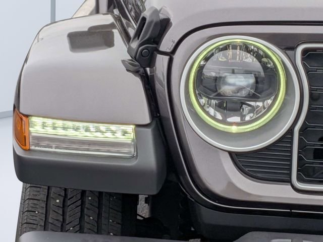 Used 2025 Gray Jeep Sahara image 9