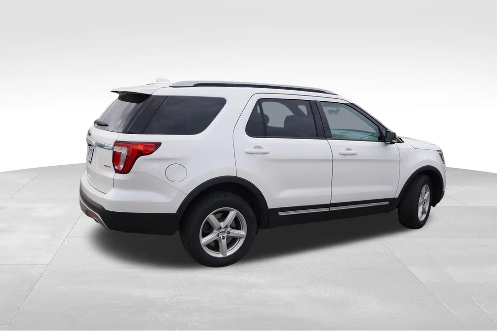 Used 2017 White Platinum Metallic Tri-Coat Ford XLT image 3