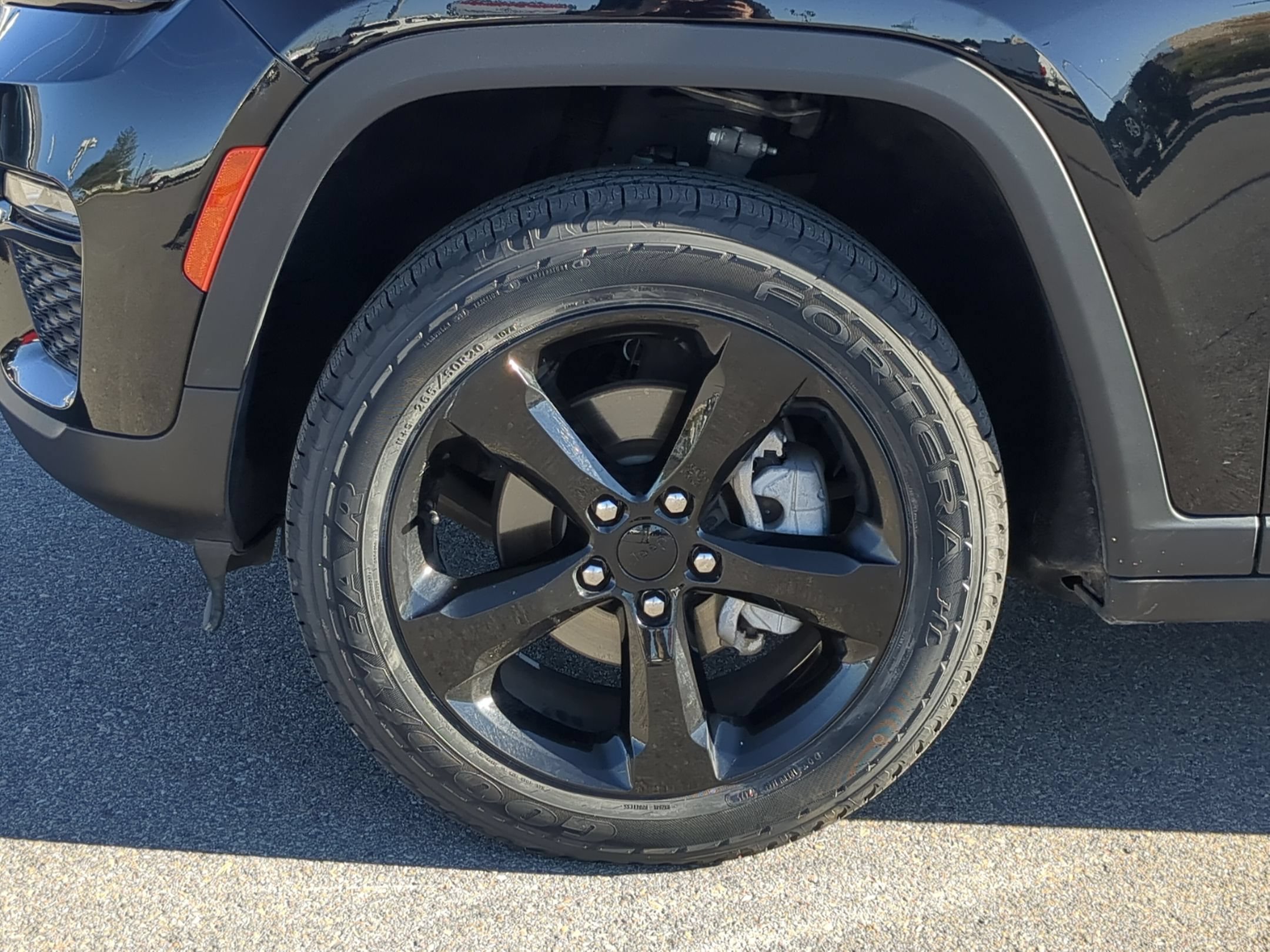Used 2023 Diamond Black Crystal Pearlcoat Jeep Limited image 11