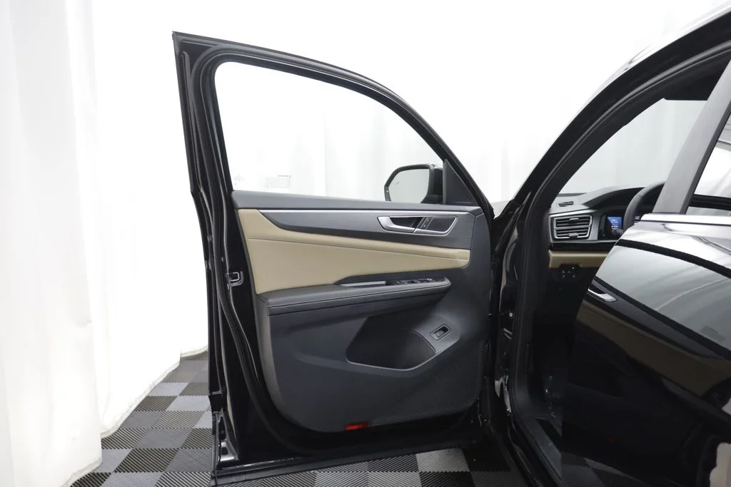 New 2026 Deep Black Volkswagen SE w/Technology image 5