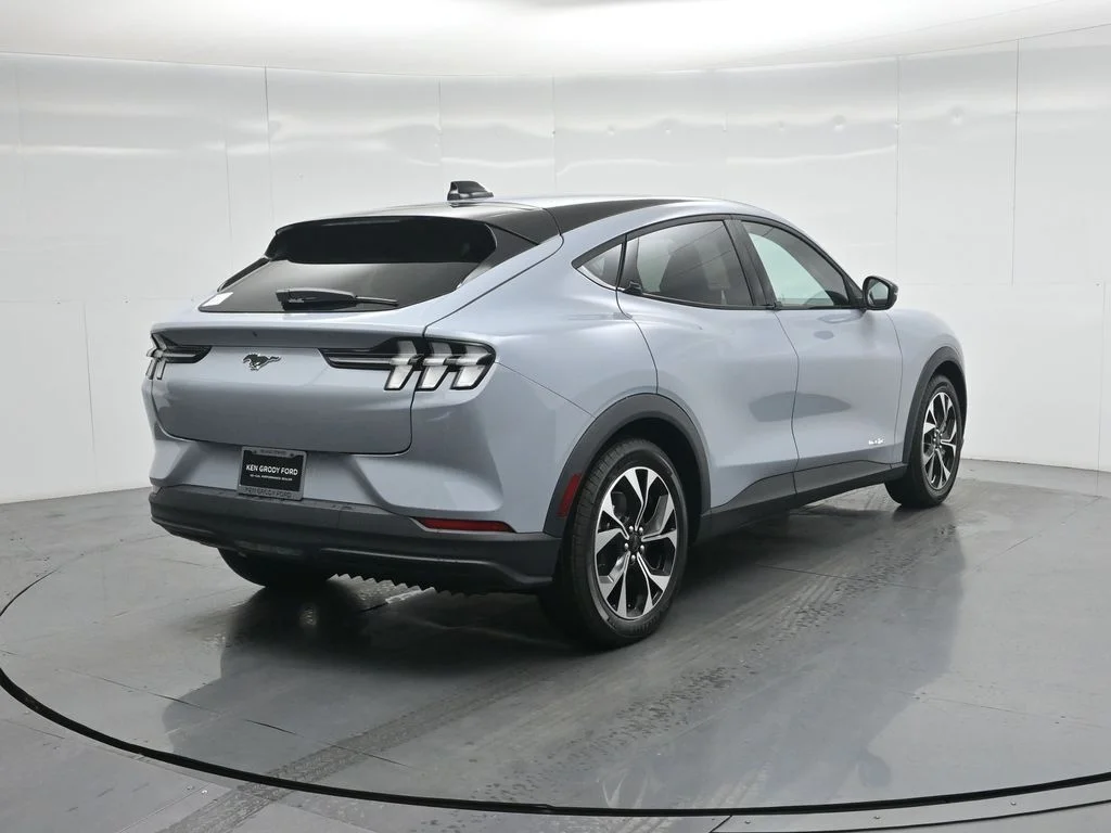 New 2026 Gray Ford Select image 25