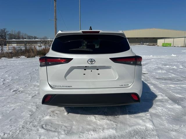 2024 Toyota Highlander LE - Photo 41