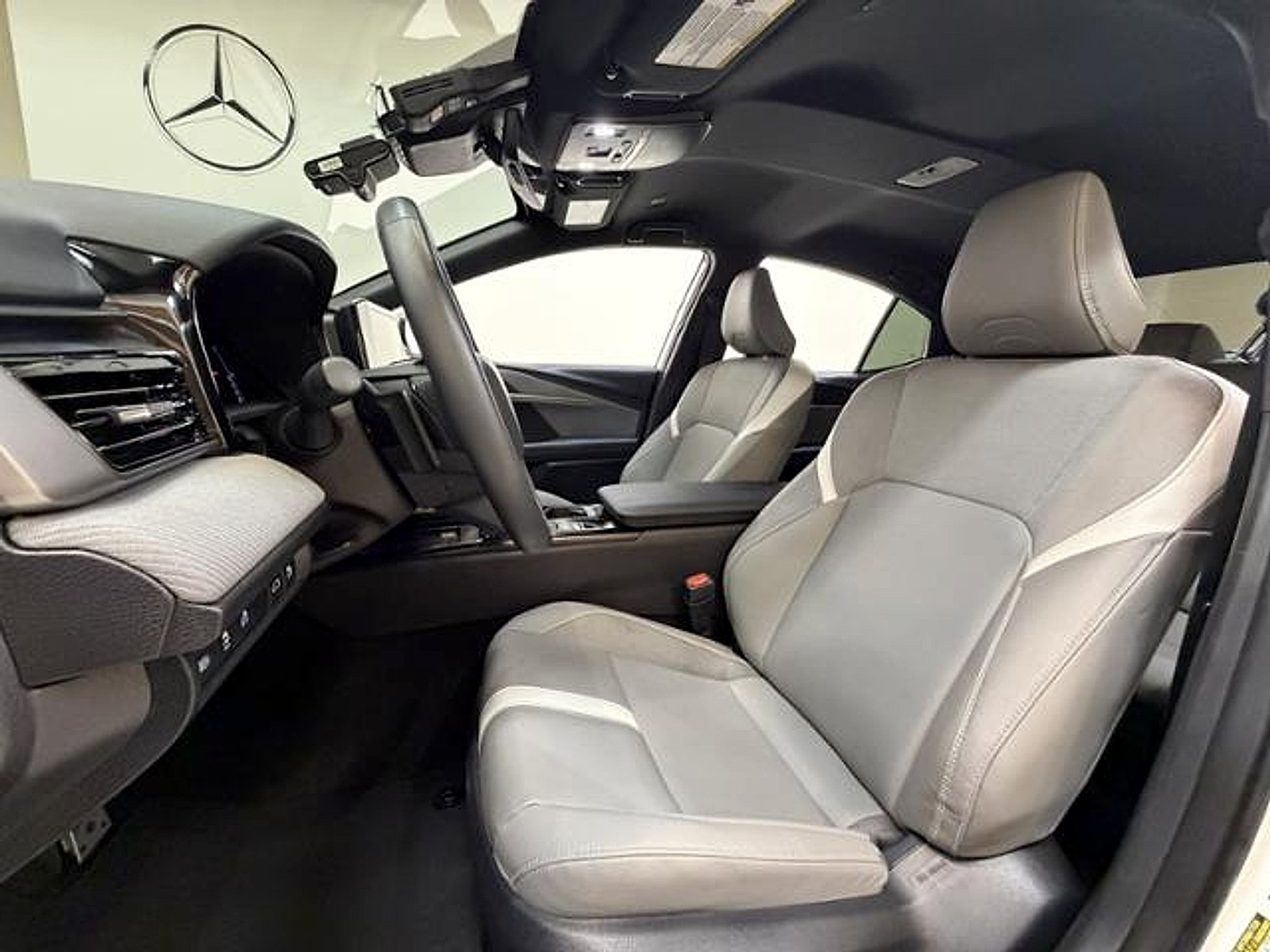 Used 2025 White Toyota  image 10