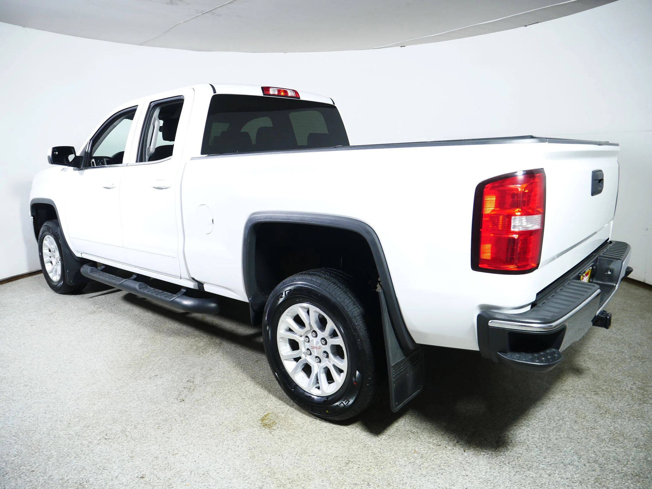 Used 2019 Summit White GMC SLE image 5