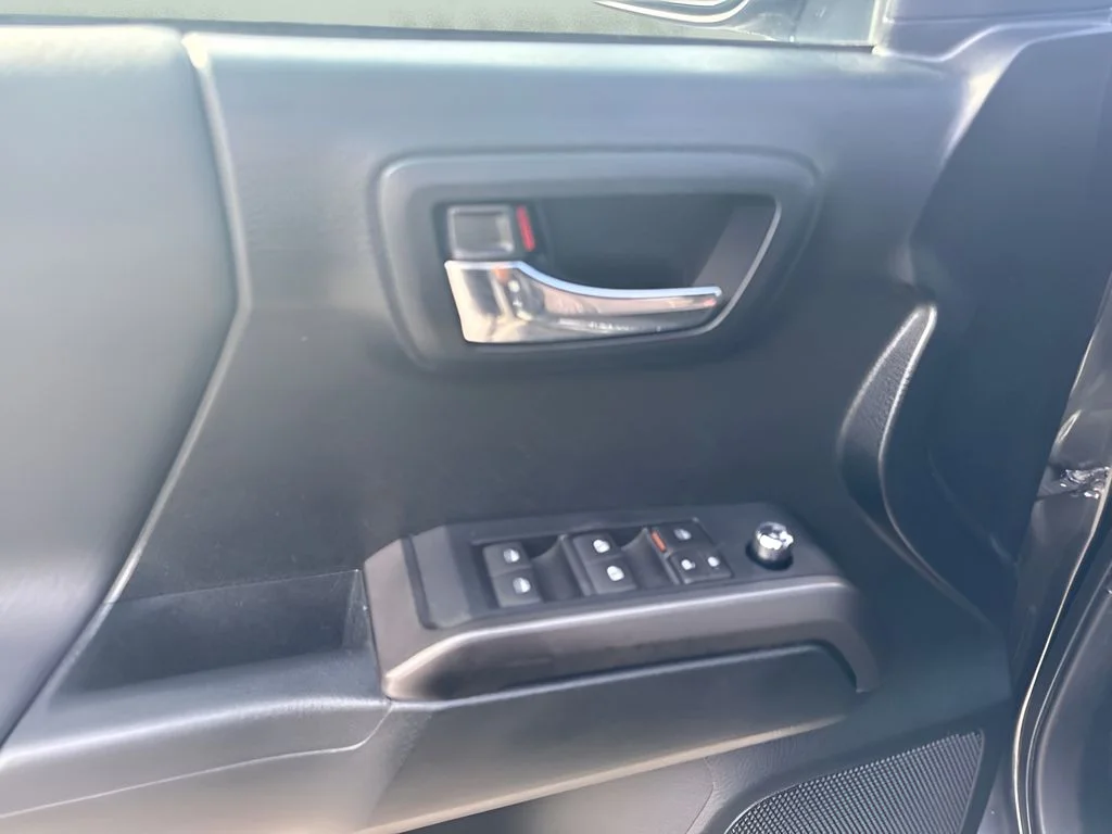 Used 2016  Toyota SR5 image 16