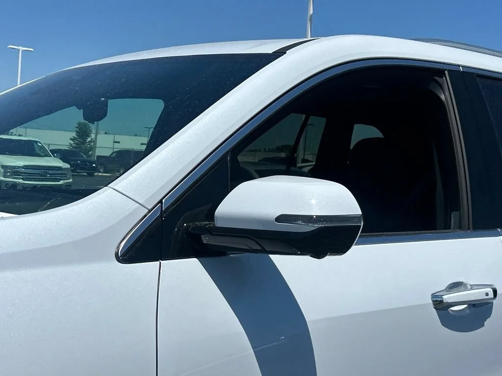 New 2026 Iridescent White Tricoat Buick Avenir image 14
