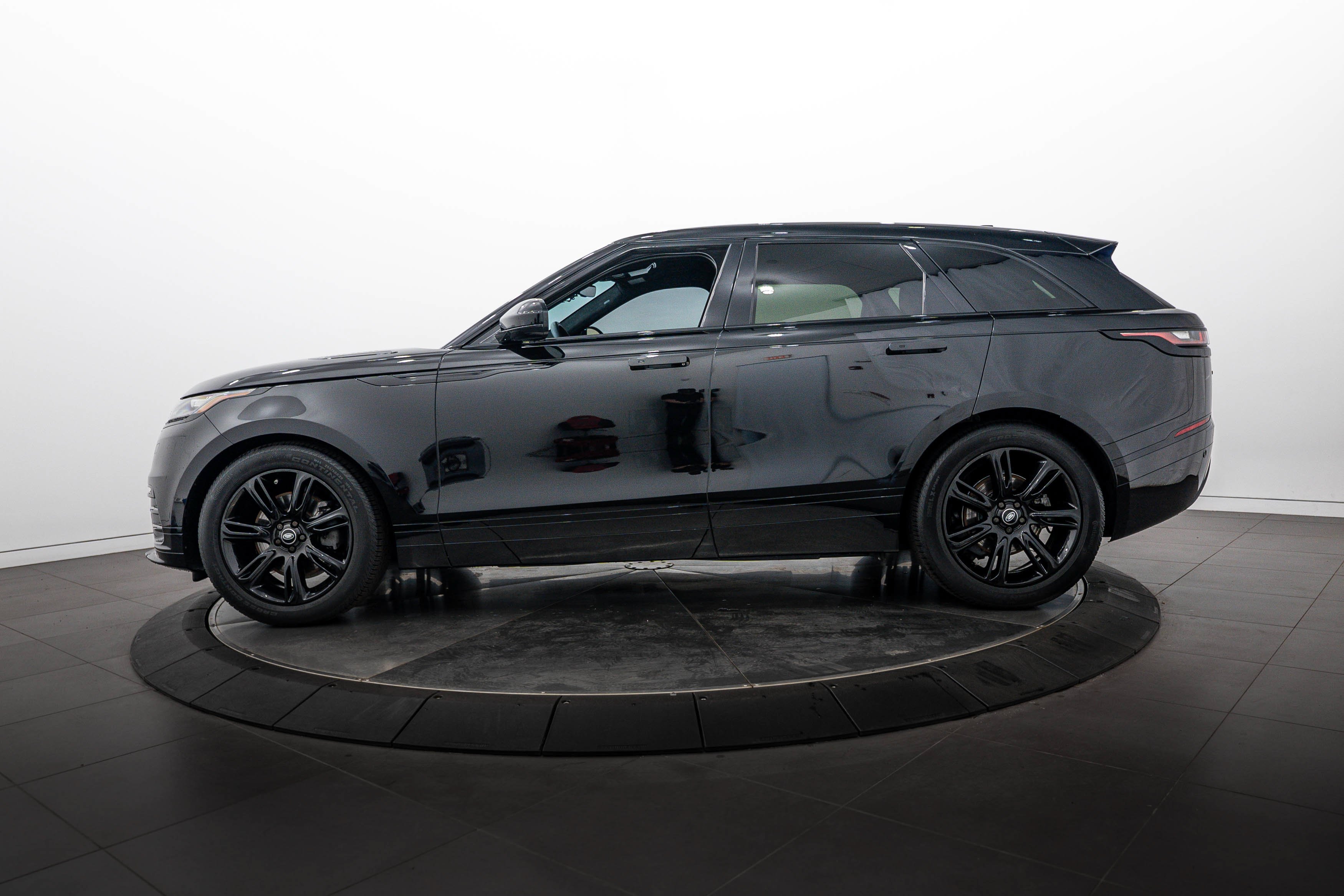 Used 2023 Santorini Black Metallic Land Rover R-Dynamic S image 6