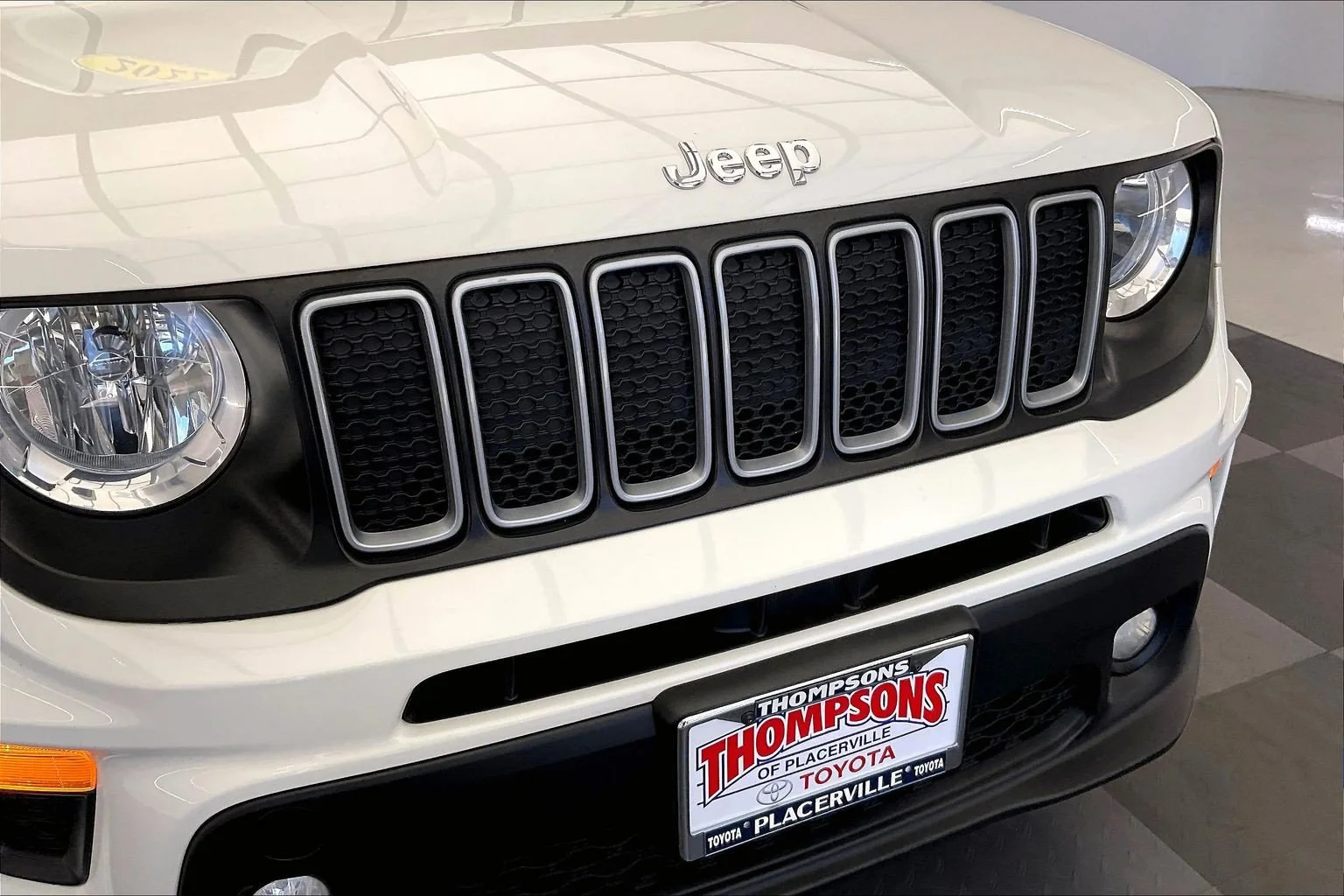 Used 2022 Alpine White Clearcoat Jeep Latitude image 29
