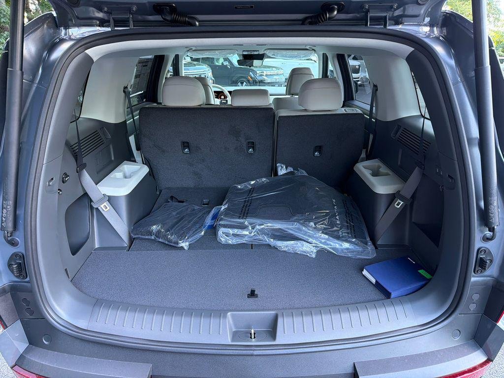 New 2027 Gray Hyundai SE FWD image 18