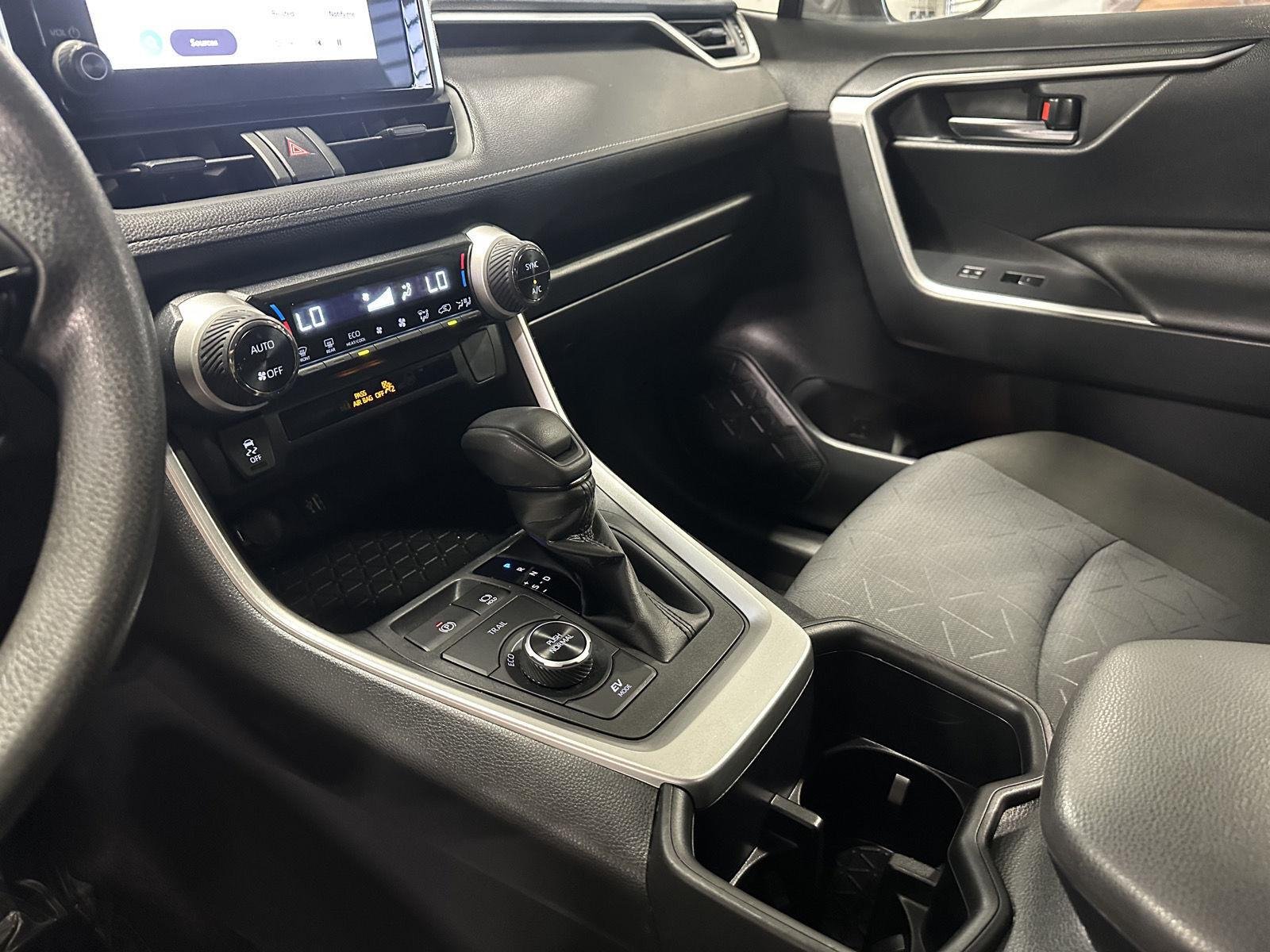 2024 Toyota RAV4 XLE - Photo 30