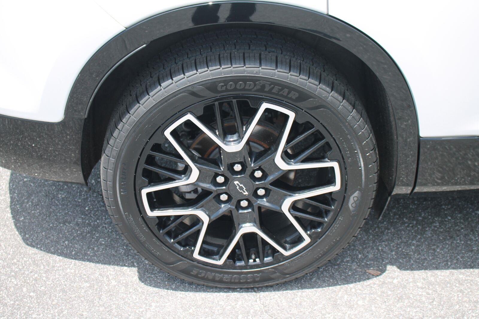 Used 2025 Iridescent Pearl Tricoat Chevrolet RS image 37