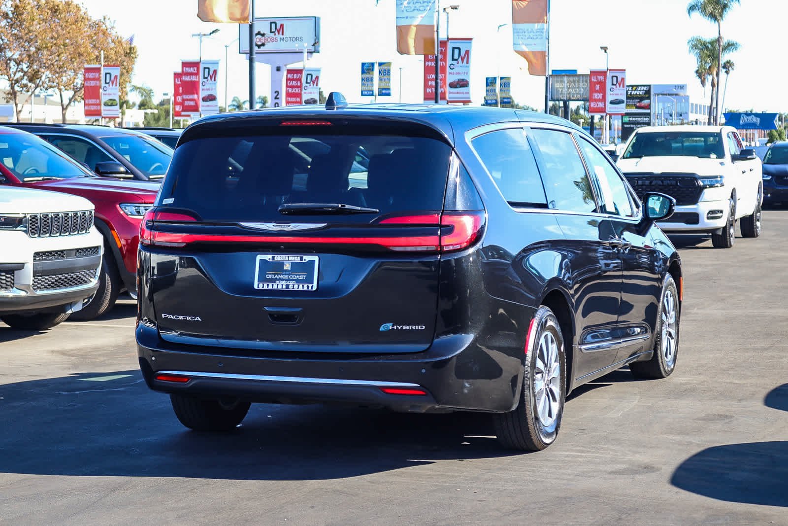 Used 2023 Brilliant Black Crystal Pearlcoat Chrysler Hybrid Limited image 4