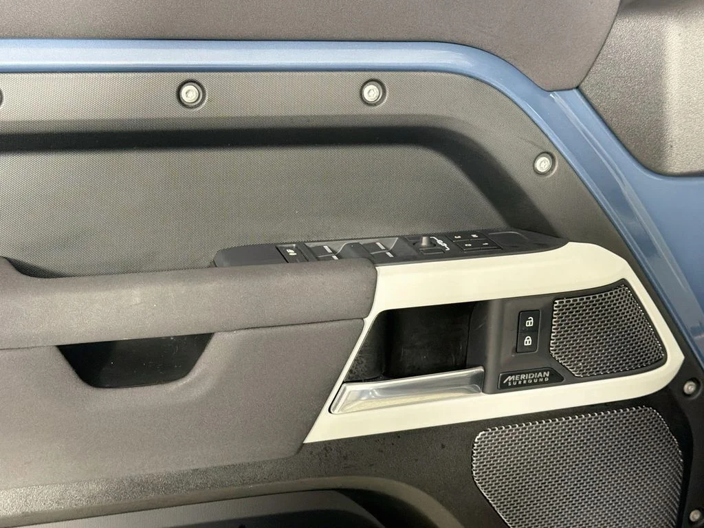 Used 2023 Blue Land Rover X-Dynamic SE image 18