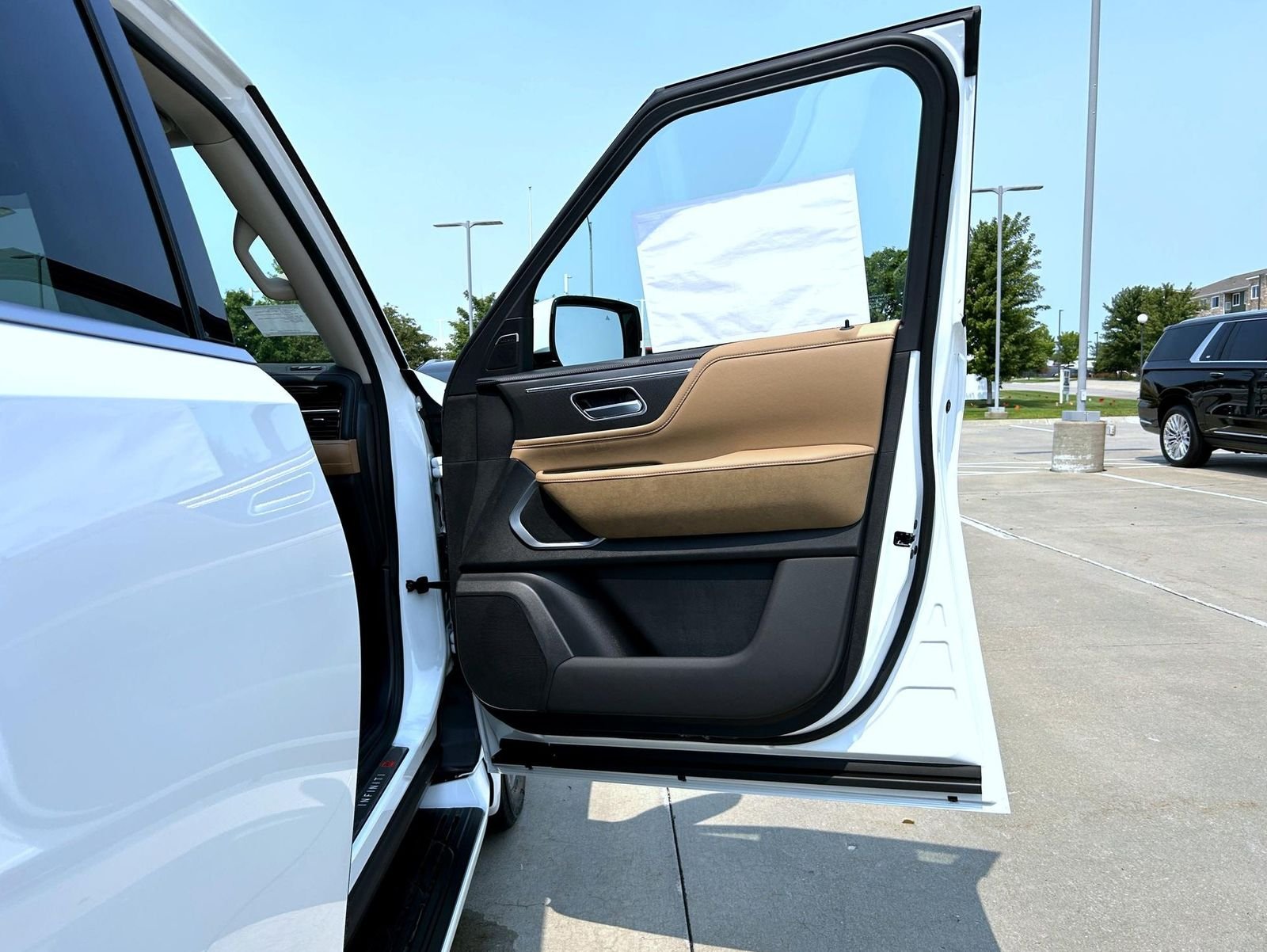 New 2027 RADIANT WHITE INFINITI Luxe 4WD image 16