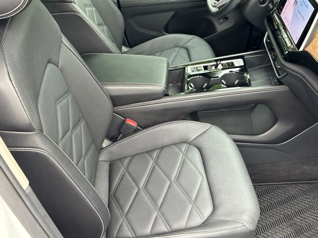Used 2024  Volkswagen 2.0T SE w/Technology image 46