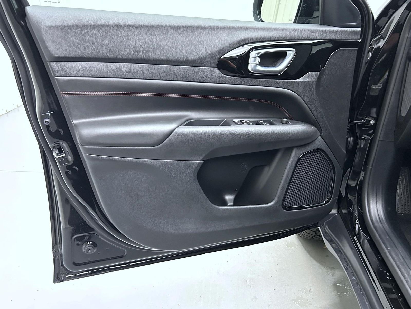 New 2026 Diamond Black Crystal Pearl-Coat Exterior Paint Jeep Trailhawk image 9