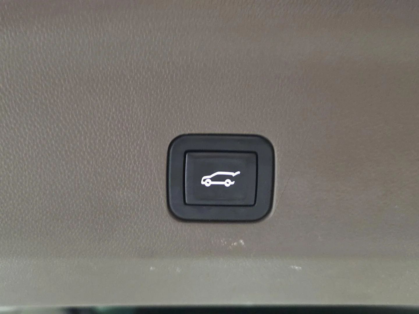 Used 2024 White Frost Tricoat GMC Denali image 4