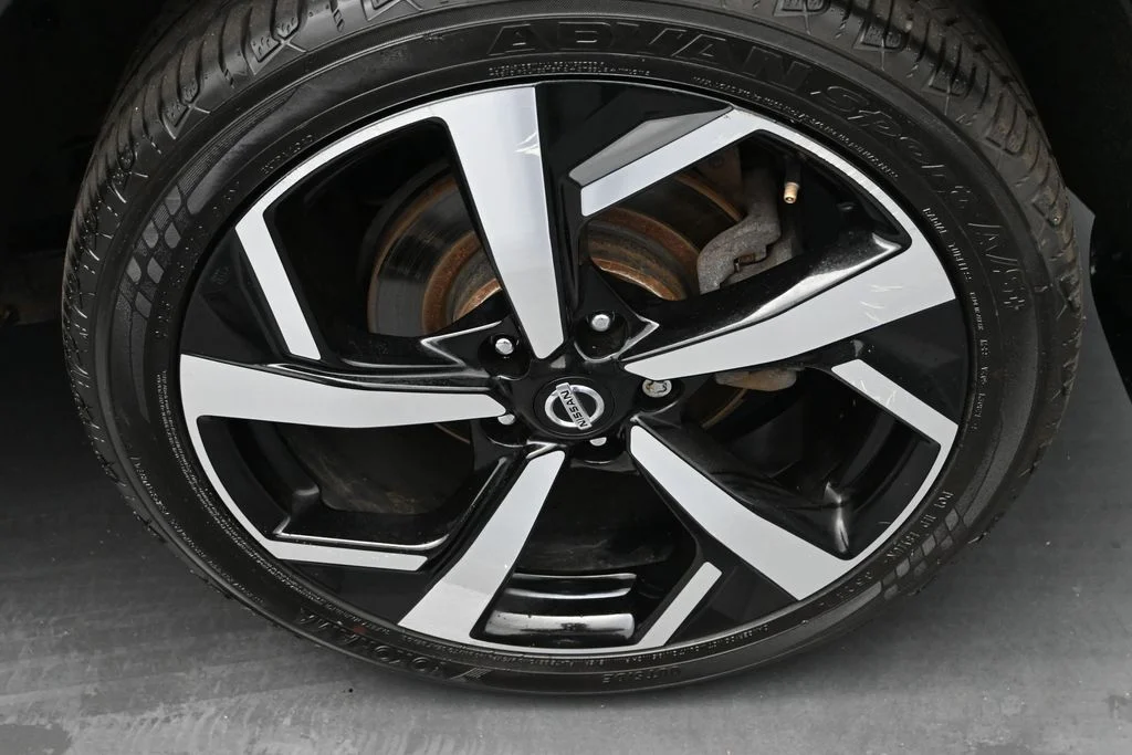 Used 2021 Silver Nissan SL image 10