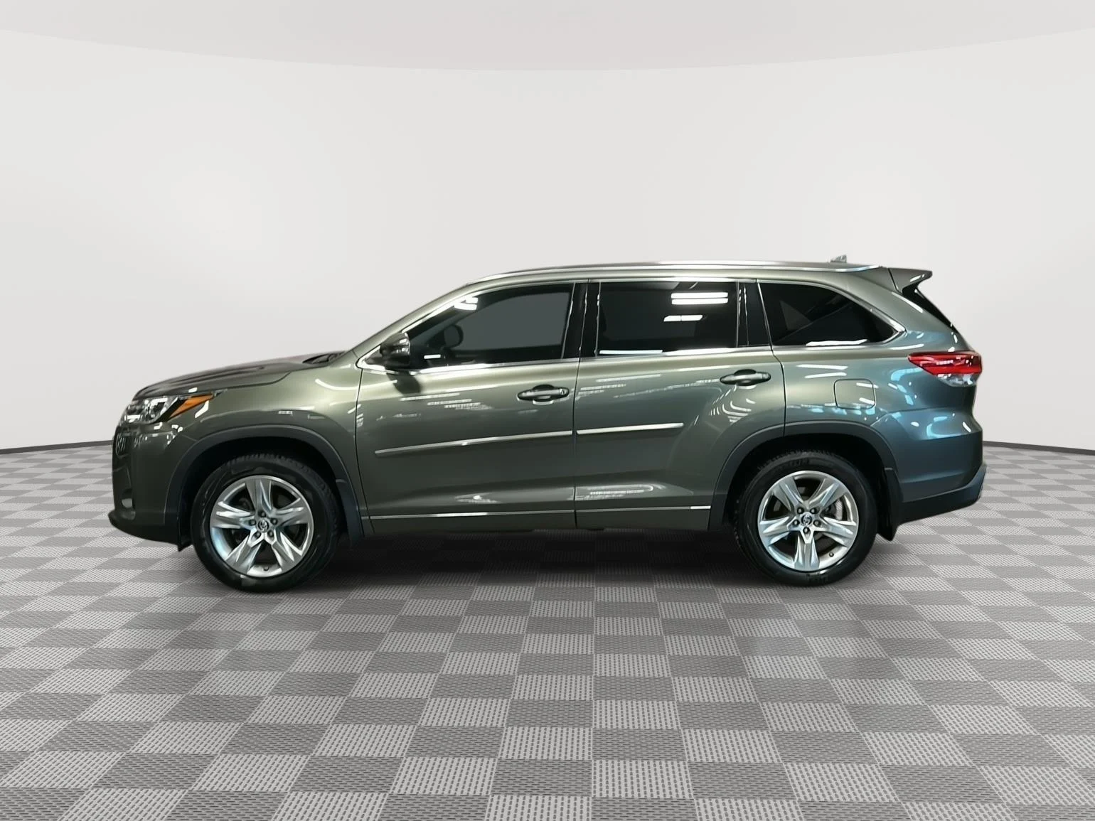 Used 2019 Alumina Jade Metallic Toyota Limited image 2